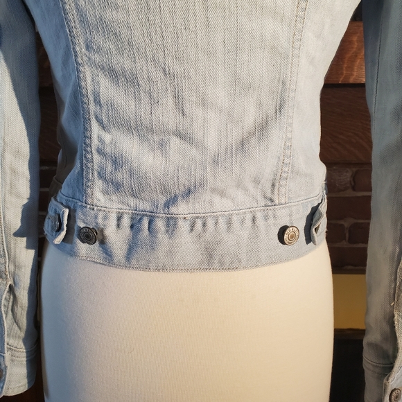 🍂🍁🍂Old Navy light wash jean jacket. X-small.Fall.POCKETS! 2 inside 2 outside. - Picture 8 of 14